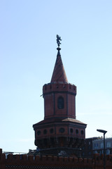 Turm der Oberbaum Brücke / Ein Turm aus Backstein der bekannten Oberbaum Brücke in Berlin.