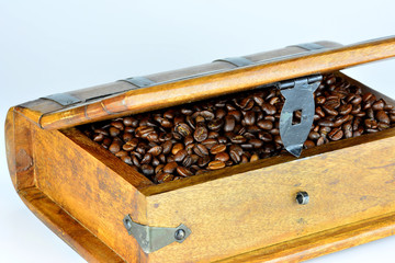 Kaffeebohnen in einer hölzernen Schatulle