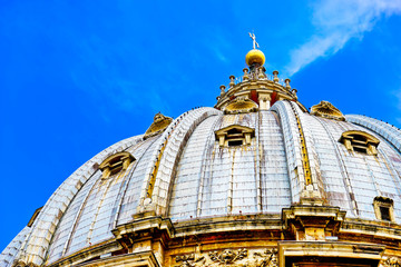 Obraz premium View of the St. Peter's Basilica in a sunny day in Vatican
