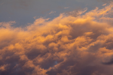 Obraz premium burning orange and red clouds in the sky in sunset