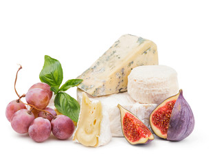 Miękki ser z winogronami i figami odizolowywającymi na bielu - 128515332