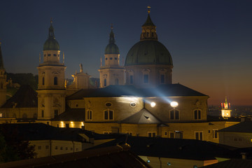 Fototapeta na wymiar Salzburger Dom zu Sonnenuntergang