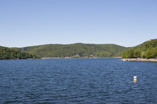 Blick auf den Edersee im Sommer