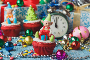 Fototapeta na wymiar Christmas cupcakes with colored decorations