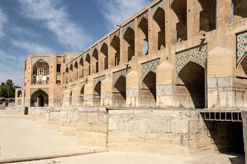 Photo sur Plexiglas Pont Khadjou Iran, Isfahan, Pol-e Khaju: Side view of the Khajoo Bridge with dry river bed. The bridge has 23 arches, is 133 meters long, 12 meters wide.
