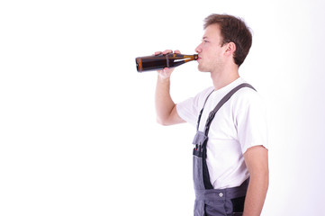 Handwerker trinkt Bier