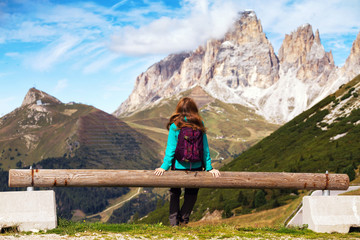 Fototapeta na wymiar girl looking at the mountains