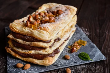 Foto op Plexiglas Mille-feuille with chocolate cream and caramelized almond topping © noirchocolate