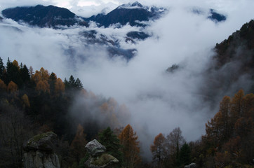 Vista panoramica della valle con nubi