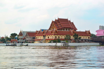 Fototapeta premium Thai temple at river side