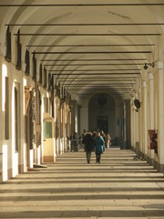 Passeggiata sotto i portici