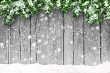 Holz Hintergrund mit Schnee und Tannenzweigen