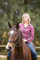 Obraz premium Beautiful elegance back woman cowgirl, riding a horse wearing bl