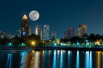 Fototapeta premium Super pełnia księżyca nad nowoczesnym budynkiem 14 listopada 2016 r. W Tajlandii