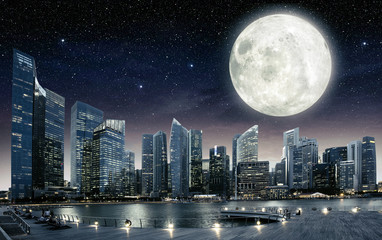 Obraz premium wielki księżyc w pełni na niebie Singapuru