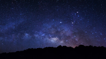 Obraz premium Panorama Milky Way Galaxy, Long exposure photograph, with grain