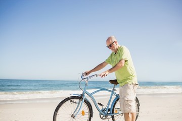 Obraz na płótnie Canvas Smiling senior man with bike