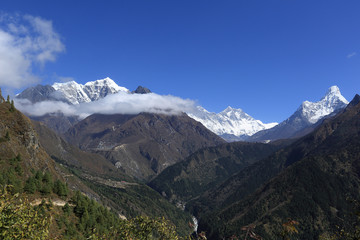 Fototapeta na wymiar beautiful mountain landscape on the way to everest base camp. sagarmatha national park. nepal