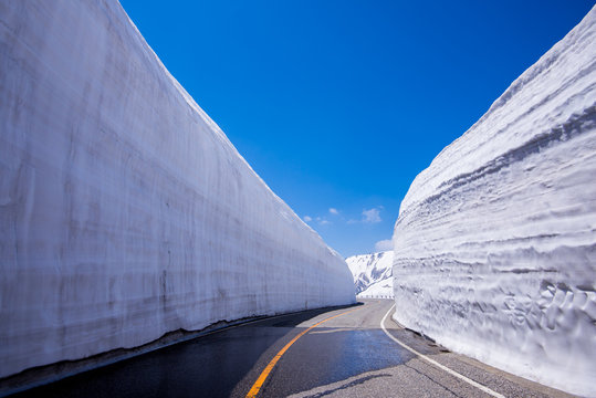 Fototapeta Road between Snow wall at Tateyama Kurobe Alpine Route, Japan destination travel