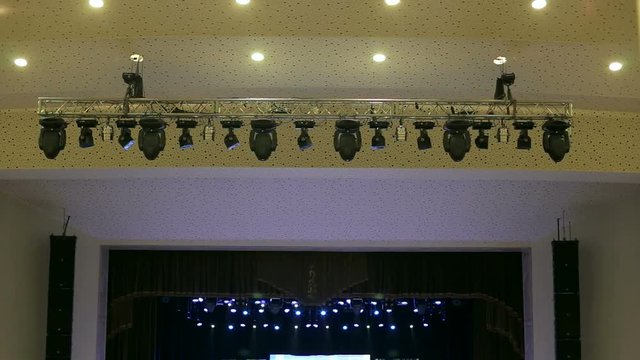 Many spotlights that illuminate the stage at a concert.