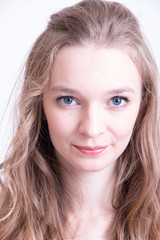 Naklejka premium Mädchen sitzt im Studio