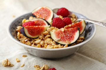 Breakfast cereals with figs and berry