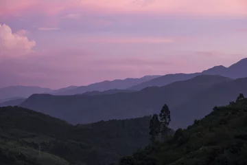 Rolgordijnen heuvels met paarse lucht bij zonsondergang © okonato