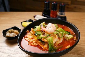 Chinese-style noodles with vegetables and seafood