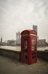 Obraz premium Phone booth at Thames River