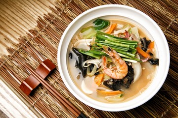 Chinese-style noodles with vegetables and seafood, 백짬뽕, beak jjamppong, White Spicy Seafood Noodle Soup