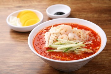 Chinese-style noodles with vegetables and seafood, 냉짬뽕,  naeng jjamppong, cold JJamppong