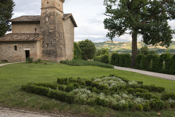 Fototapeta na wymiar Borgo antico, interni, esterni e botanica