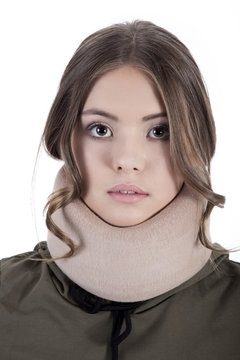 Frau Gesicht tr&auml;gt leichte Halskrause Nahaufnahme