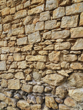 Girona paredes de piedra  troceada en la zona antigua de la ciudad en cataluña España