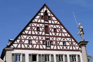 Fachwerkgiebel mit Brunnenfigur in Weissenburg