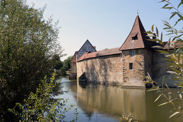Fototapeta premium Stadtmauer und Wassergraben von Weissenburg in Bayern
