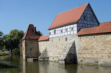 Fototapeta na wymiar Stadtmauer von Weissenburg in Bayern