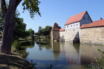 Fototapeta na wymiar Seeweiher mit Stadtmauer von Weissenburg