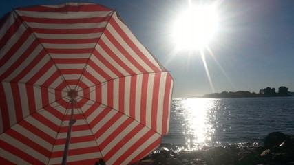 Sonnenbad unter Schirm