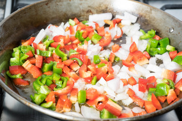 PREPARATION STEP OF A CHICKEN PAELLA