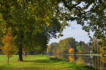 Rives d'Automne sur la Nonette à Chantilly (60500), département de l'Oise en région Hauts-de-France, France