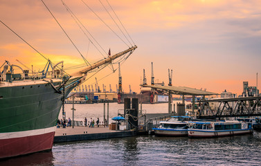 Schiffe im Hamburger Hafen © SRG-Photoarts