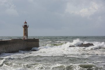 Breaker  of Atlantic Ocean at Felgueiras lighthouse / Douro 川の河口、大西洋への出口にあるFelgueiras 灯台の風景