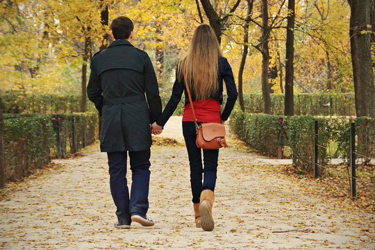 Pareja paseando por el parque, Madrid