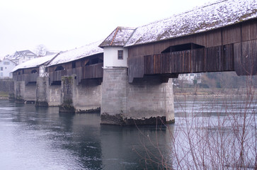 Alte historische Holzbrücke im Winter in Bad Säckingen, Germany