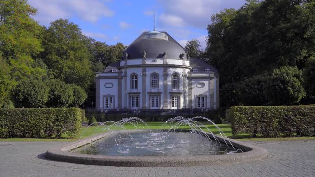 Theater klassizistisch mit Brunnen S&auml;ulen und Kurpark Bad Oeynhausen