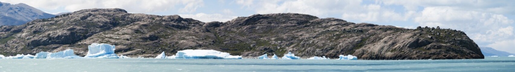 Patagonia, 23/11/2010: gli iceberg e il paesaggio montano del Lago Argentino, il più grande lago...