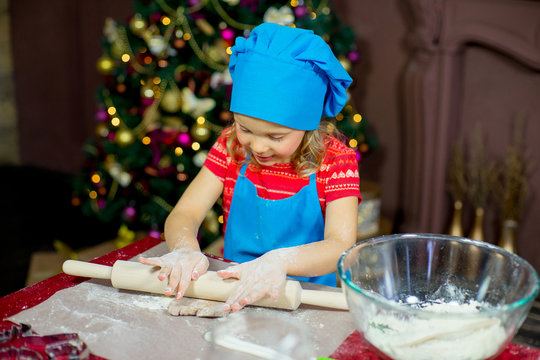 kids baking christmas cookies