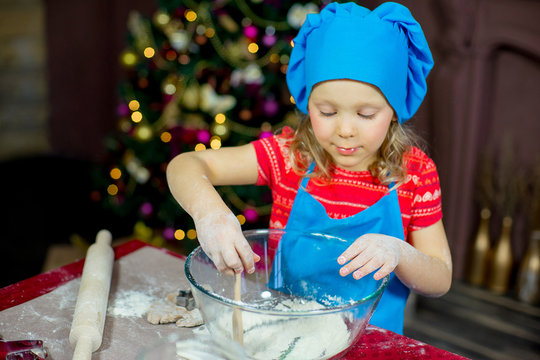 kids baking christmas cookies