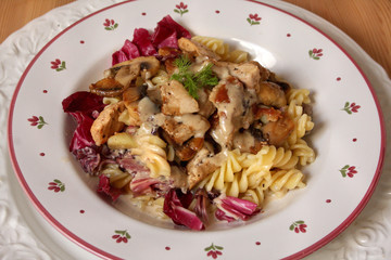 Pasta mit Radicchio, Fenchel und Schweinefleisch in Pilz-Gorgonzola-Sauce